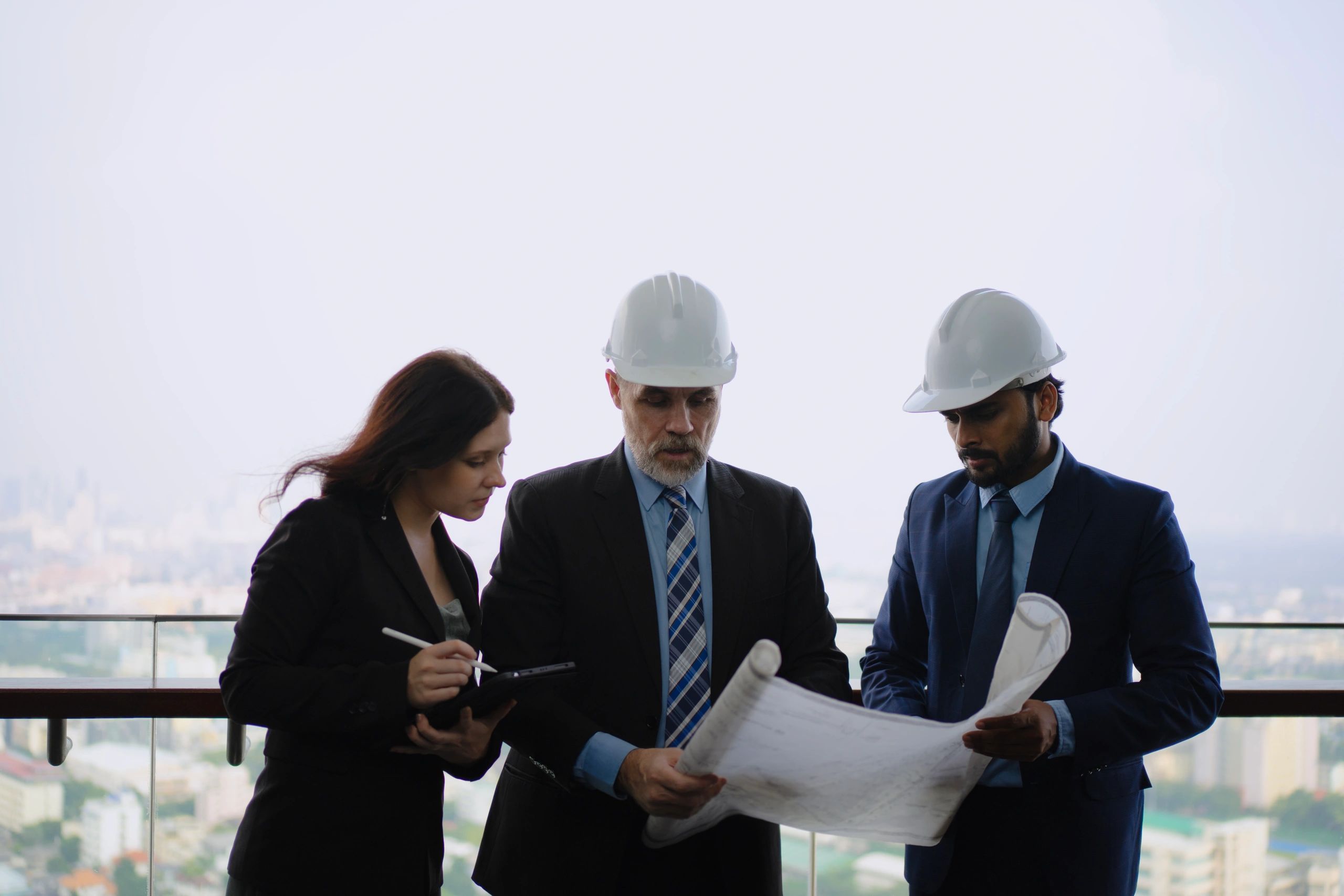 Profesionales revisando información y coordinando tareas de proyecto